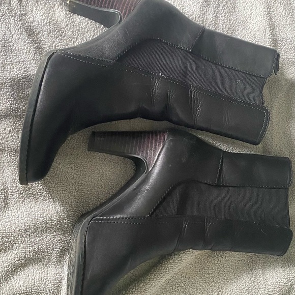 Short booties. Elastic side, leather. - Picture 2 of 6
